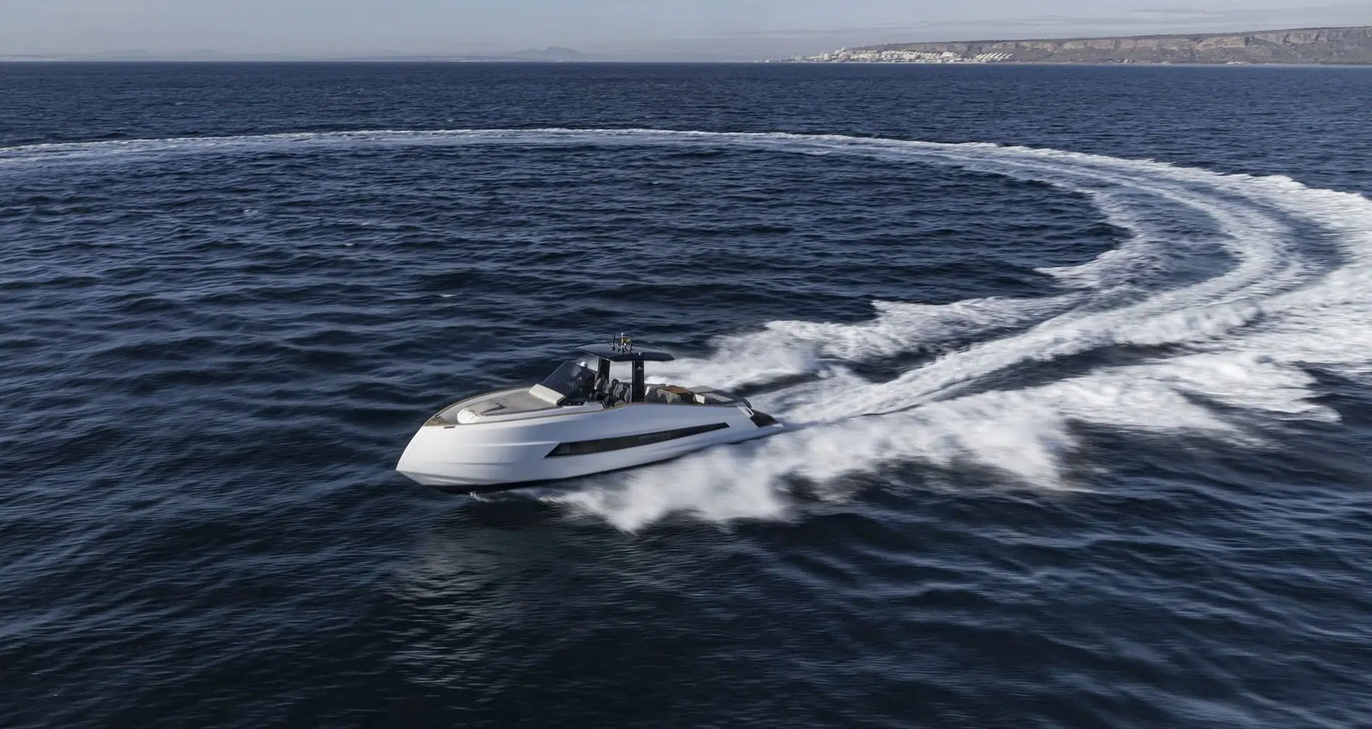 astondoa 377 coupé underway