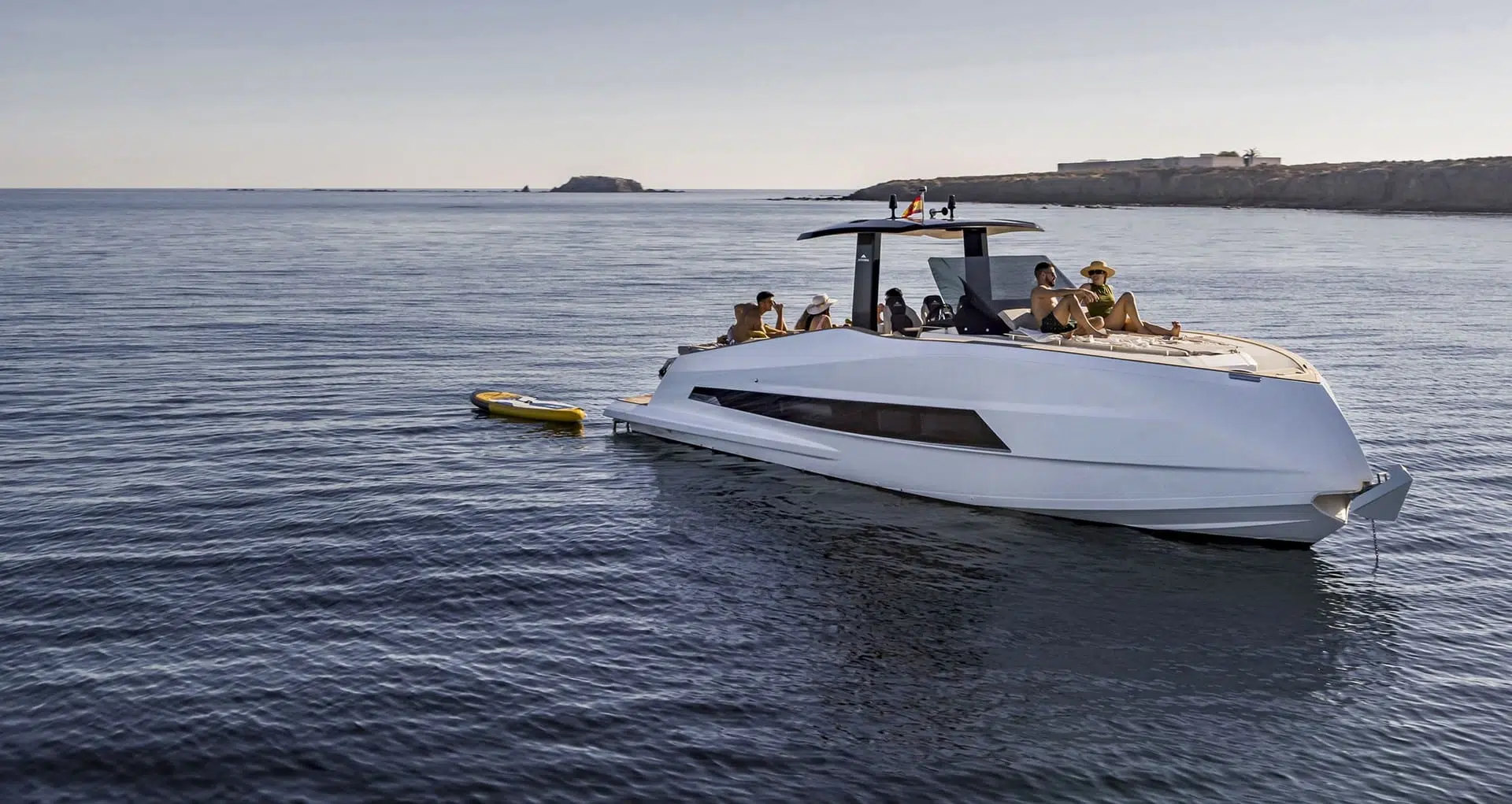 astondoa 377 coupé at anchor