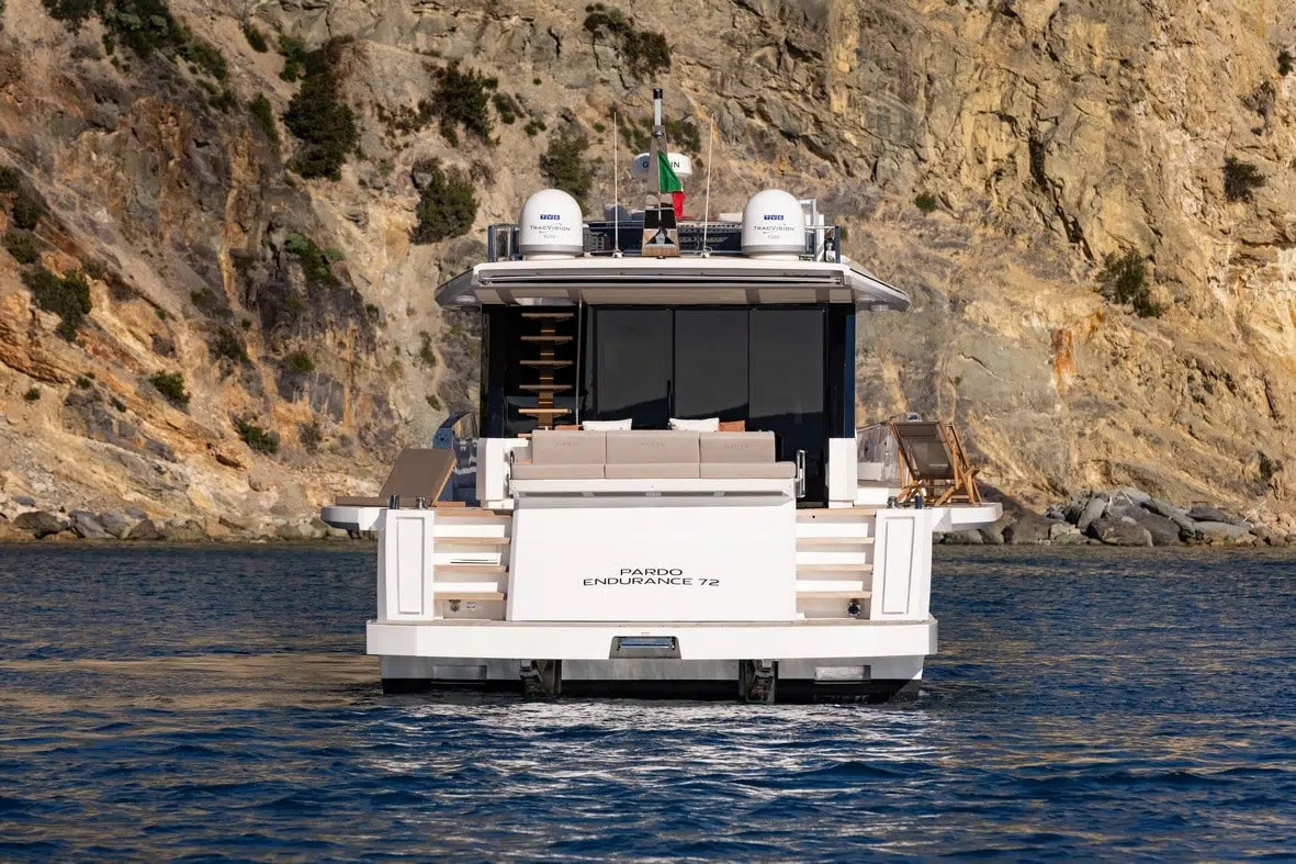 pardo-endurance-72-stern view