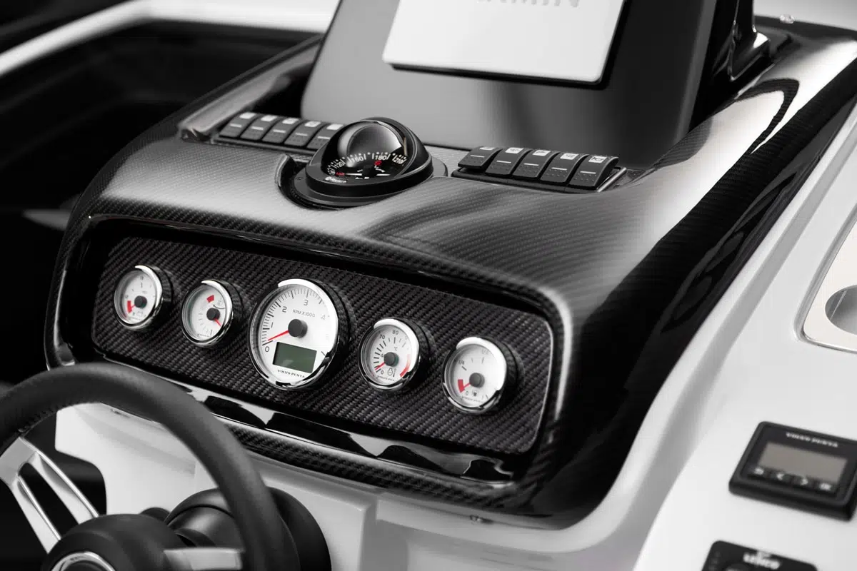 Invictus GT280 Carbon Look display