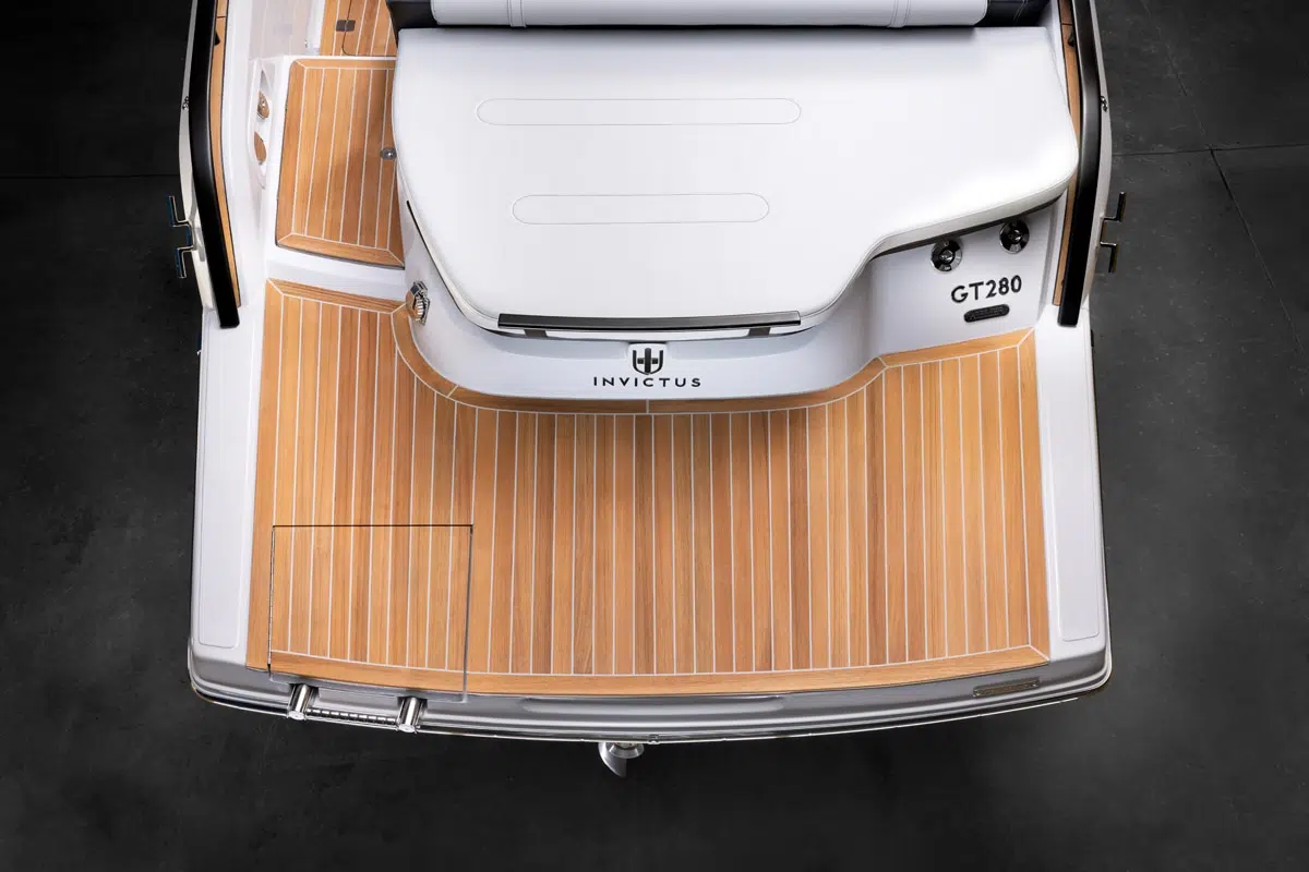Invictus GT280 Carbon Look stern