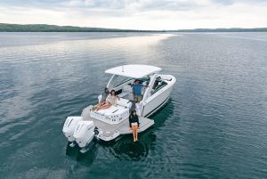 Four Winns H9, the new bowrider with a unique style