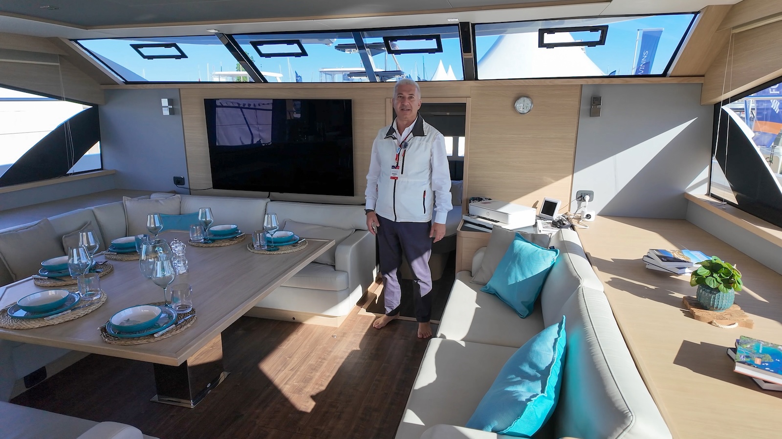 Aquila 54 Yacht: the video review of a simply immense power catamaran