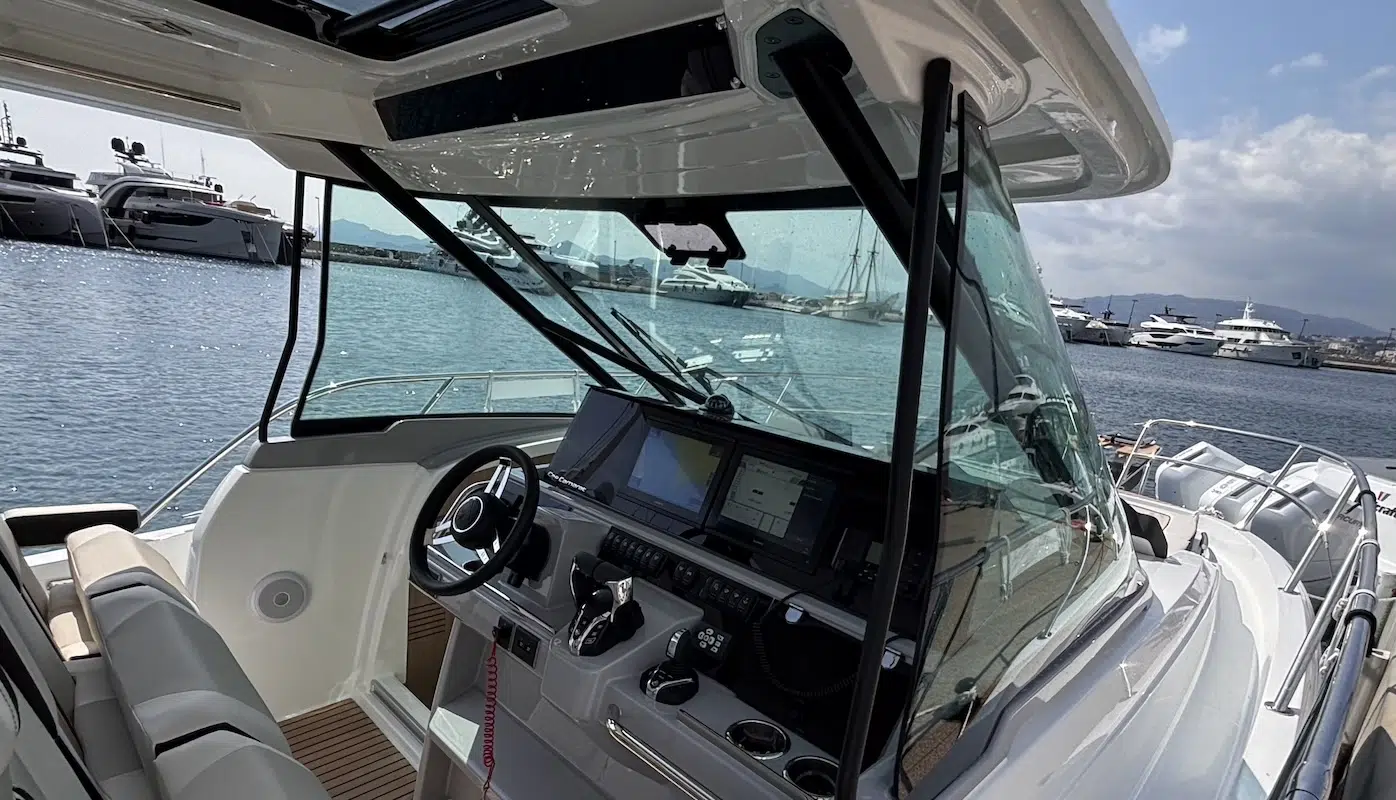 Jeanneau Cap Camarat 10.5 Series2 console