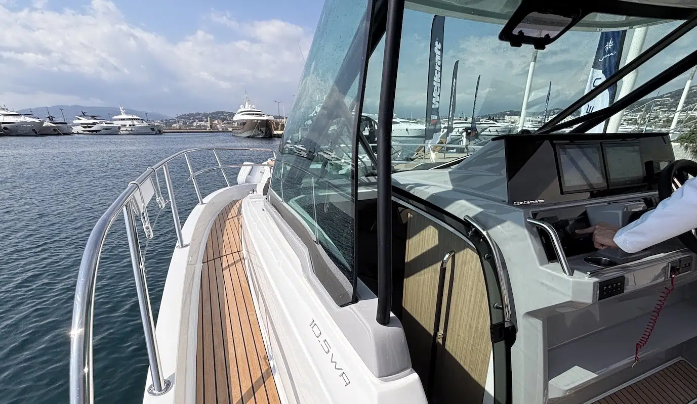Jeanneau Cap Camarat 10.5 Series2 side decks