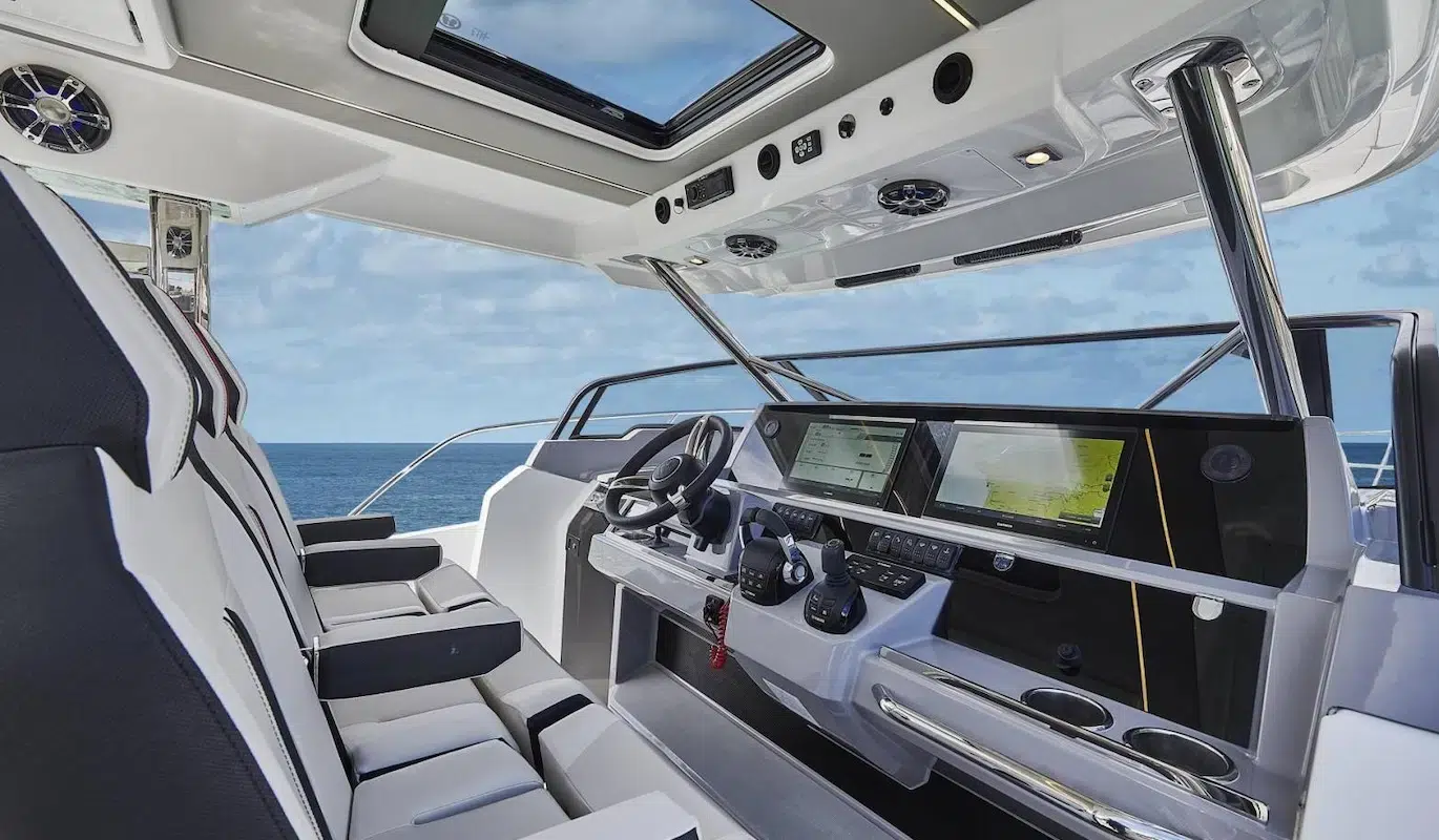 Jeanneau Cap Camarat 12,5 WA helm station