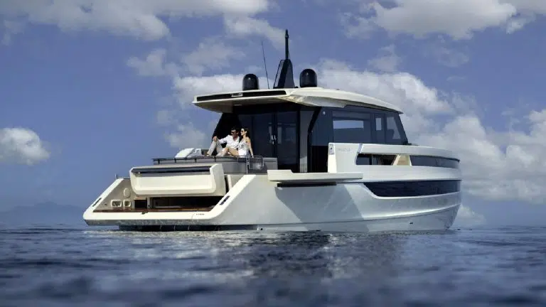 invictus-yacht-cannes-en
