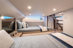 Interiores de la Riviera 4300 Sports Express