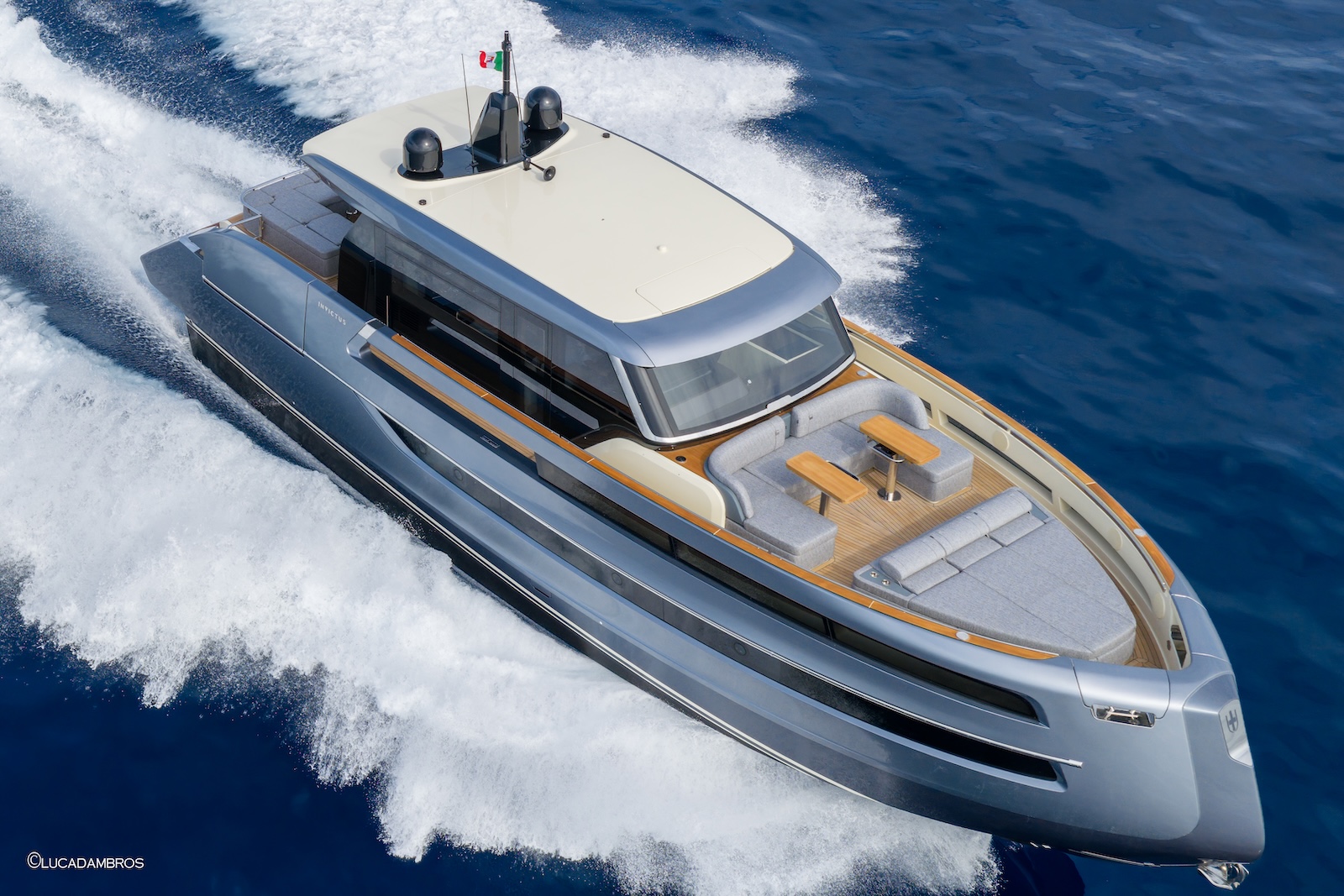 Invictus ST550 bow view