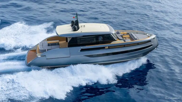 Essai en mer de l'Invictus ST550