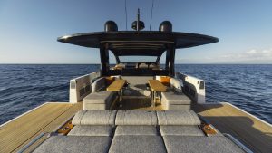 Invictus Yacht presenta el nuevo buque insignia TT550: debut en Cannes, estreno en Italia en Génova