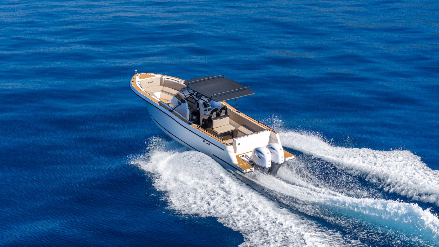 920 center console stern view