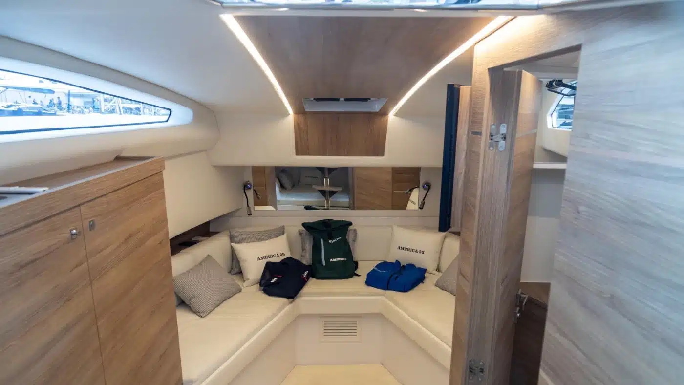 Echo america 35 interior