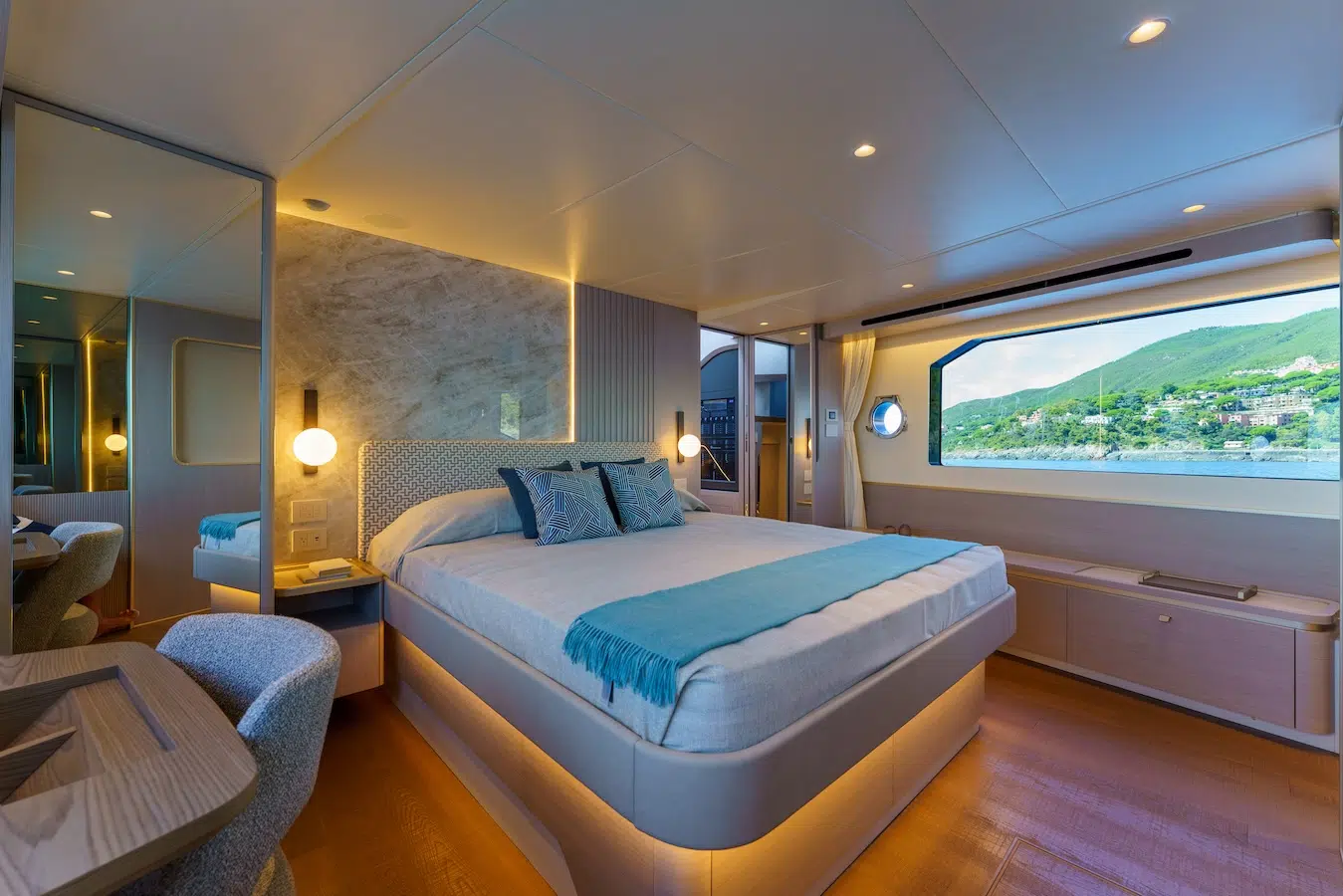 Absolute-70-Fly-master cabin