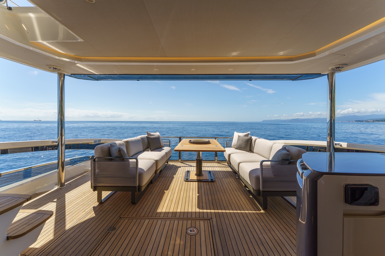 Absolute-70-Fly-lounge