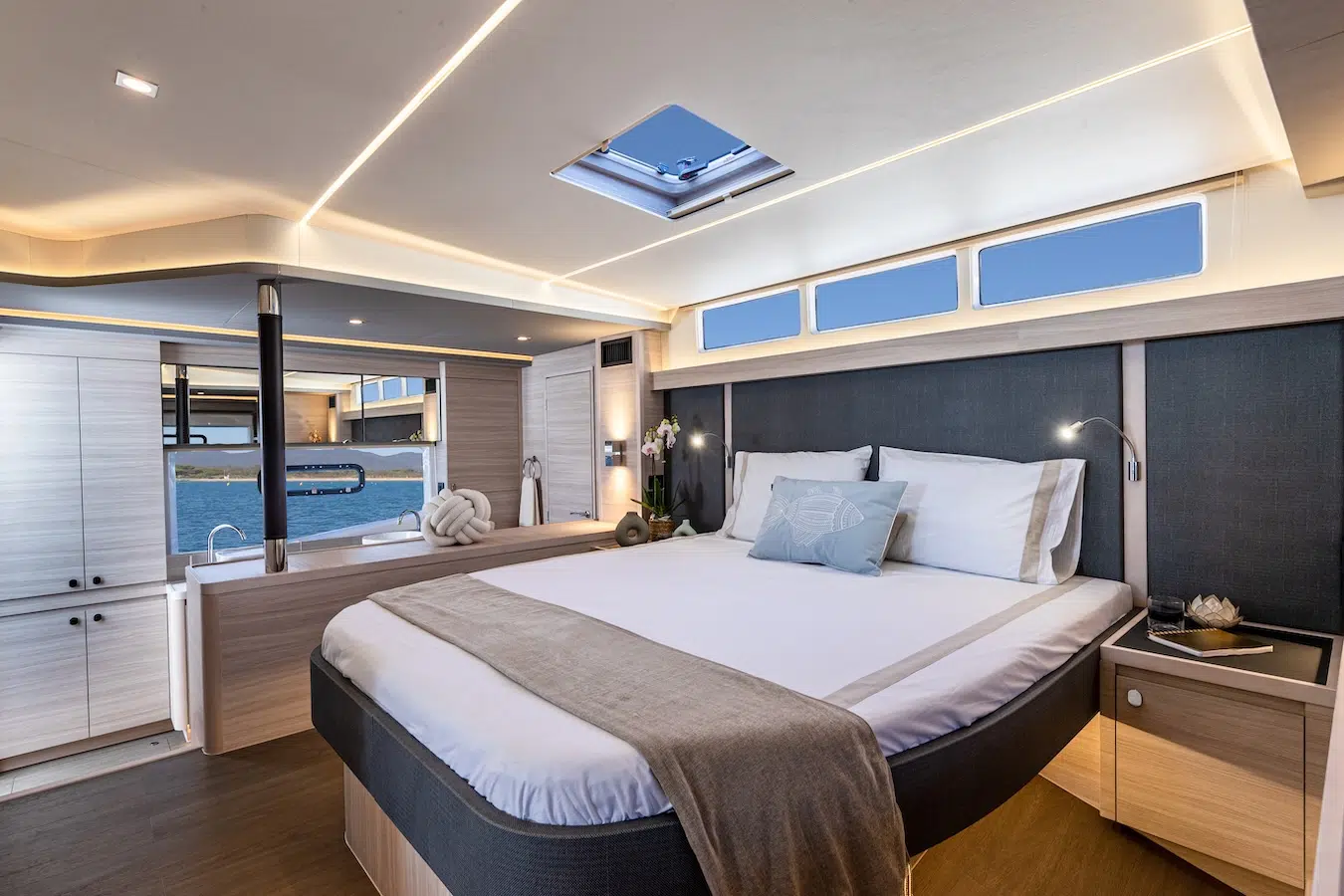 Aquila 46 interior