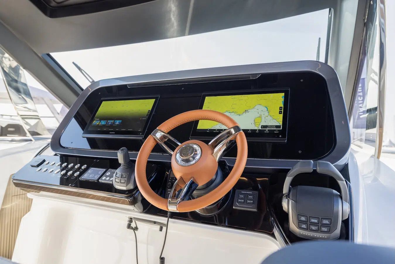 Invictus TT460 Shell Edition helm station