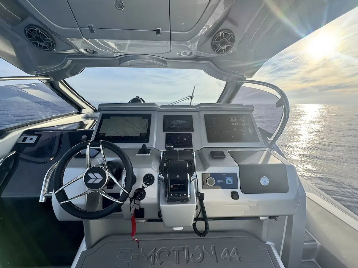 Mar.Co 44 Emotion helm station