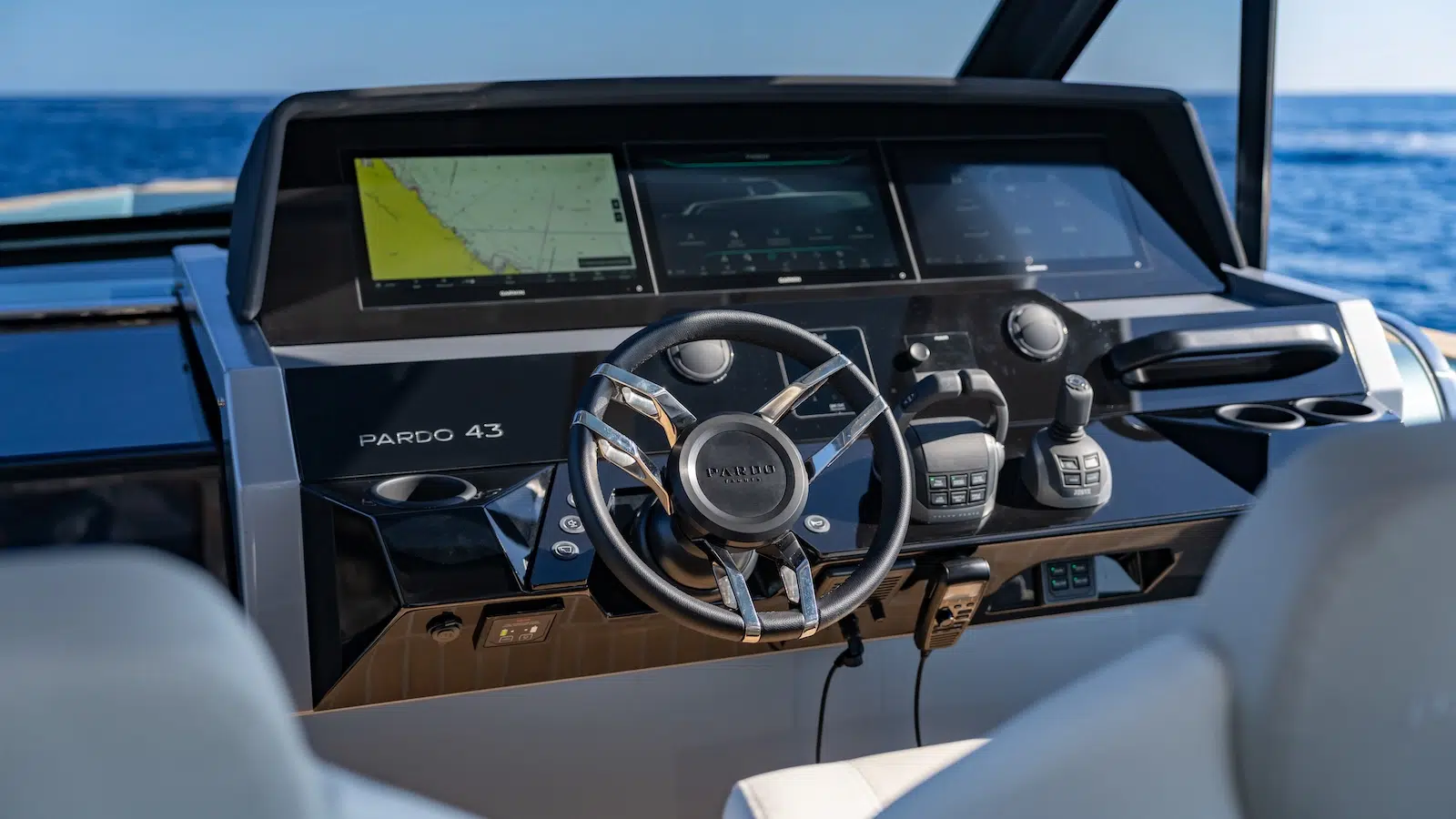 Pardo 43 helm station
