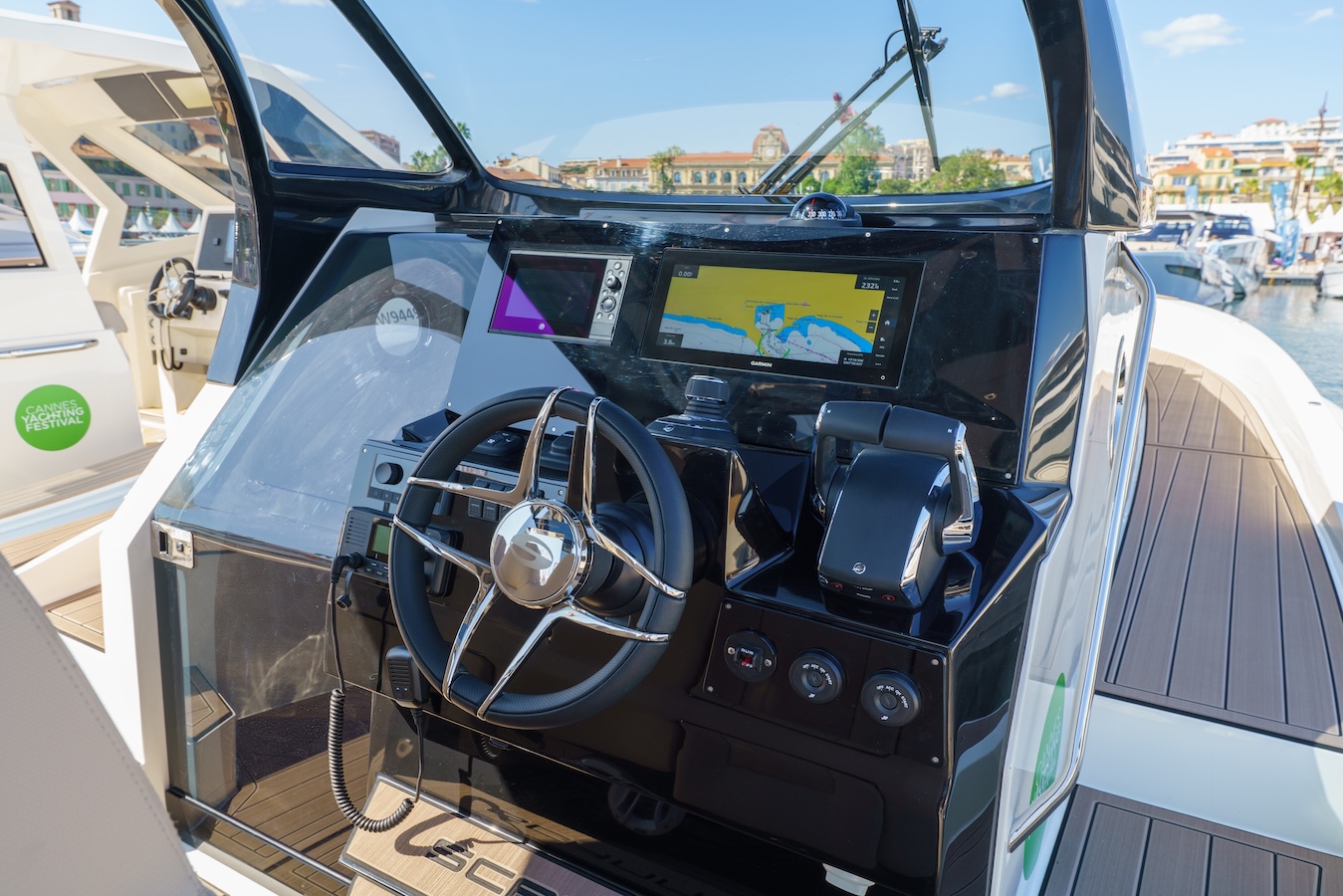 Scanner Envy 1300 helm station