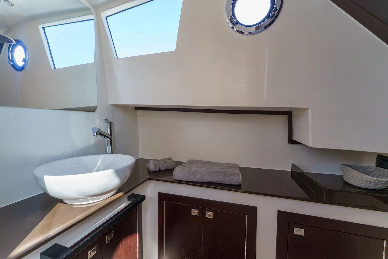 Scanner Envy 1300 below deck