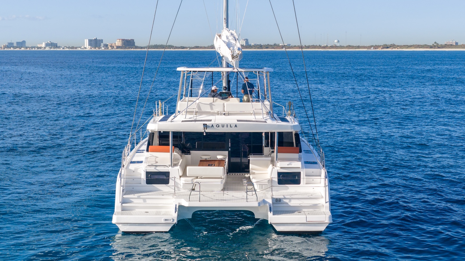 aquila 50 sail vista de popa aquila 50 sail vista de popa