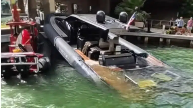 Anvera-presque-encastré dans la rivière Miami-River.