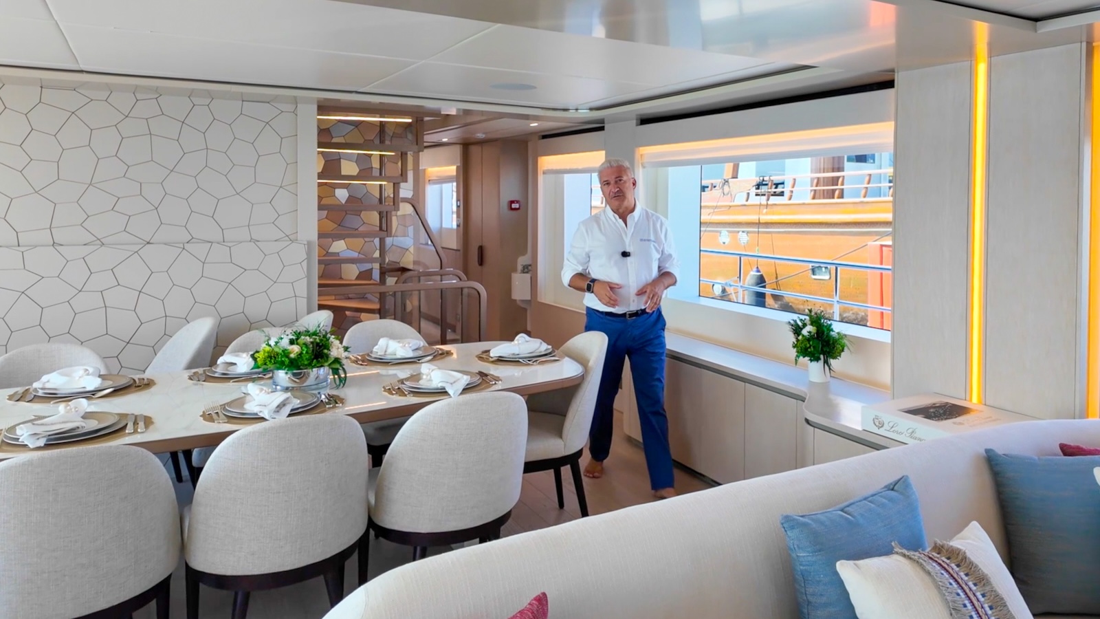 Luca DAmbrosio describiendo los interiores del Nomad 101 Luca DAmbrosio describiendo los interiores del Nomad 101