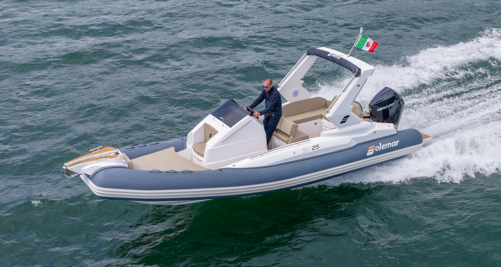 Le Solemar SX25 navigue à vive allure vers la gauche Le Solemar SX25 navigue à vive allure vers la gauche