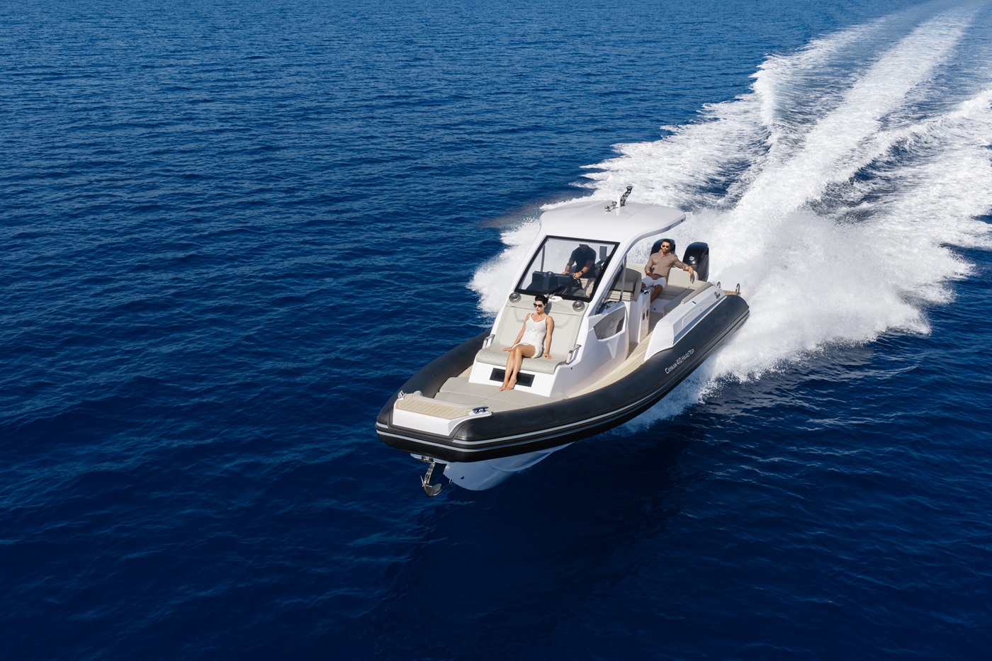 Cayman 41.0 con techo rígido
