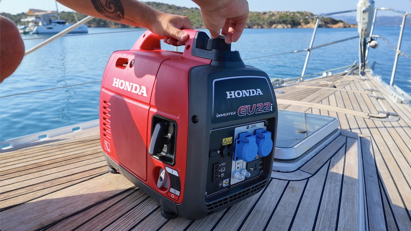 Teste do gerador portátil Honda EU22i em um barco
