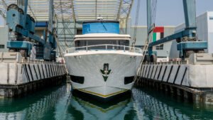 Die „Nomad 70“, der neue Langstreckenkreuzer von Gulf Craft, wird zu Wasser gelassen.