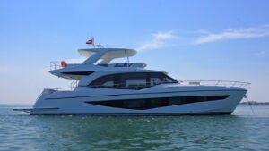Majesty 65, Video von der Probefahrt in Dubai: Die flybridge bietet Superyacht-Komfort bei einer Länge von unter 20 Metern